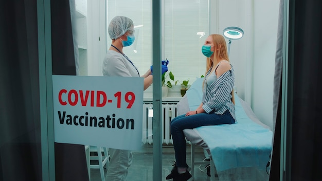 Jeune femme recevant un vaccin contre le coronavirus dans un concept de vaccination contre le covid à l'hôpital
