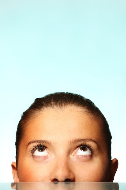 Photo une jeune femme recherchant sur fond bleu clair