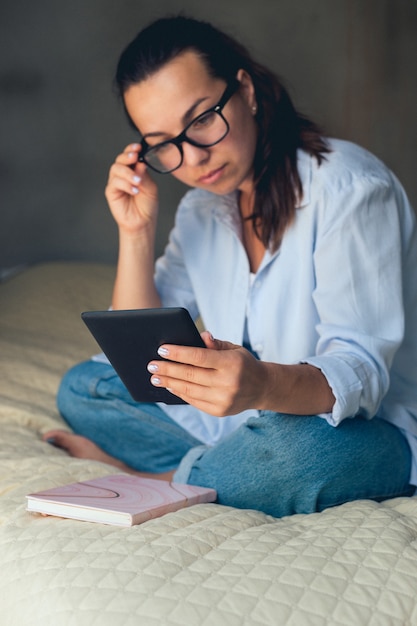 Jeune femme à la recherche d'ebook