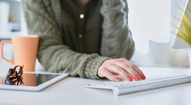 Jeune femme à la recherche d'un écran d'ordinateur portable regardant un cours de formation