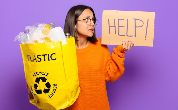 Jeune femme recyclage et demander de l'aide