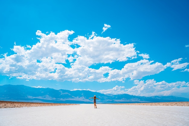 Une jeune femme regardant le beau sel blanc de Badwater Basin, Death Valley, Californie. États Unis