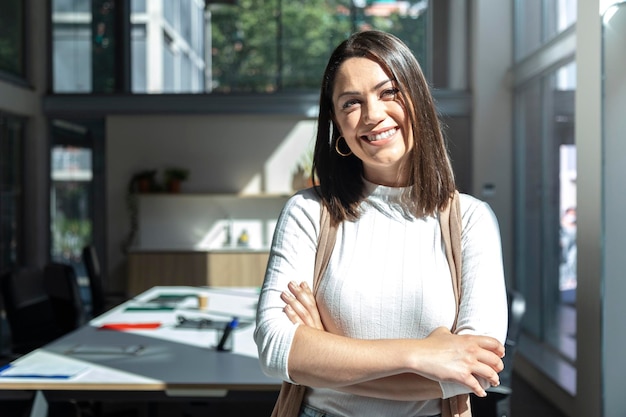 Jeune Femme Regardant La Caméra Avec Les Bras Croisés Devant Le Bureau Femme Entrepreneur Copy Space