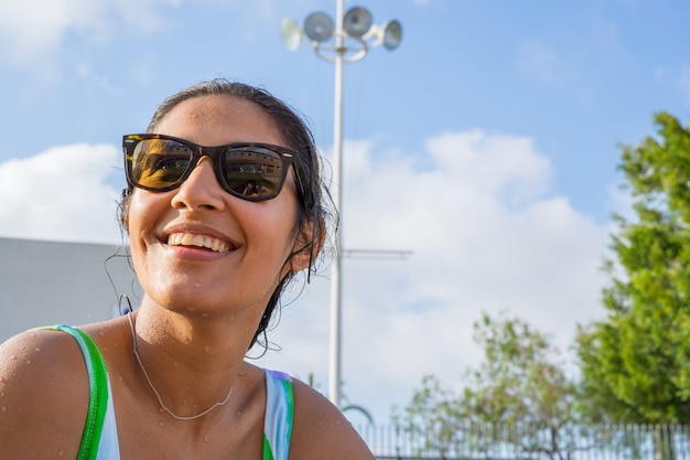 Jeune femme regardant de côté