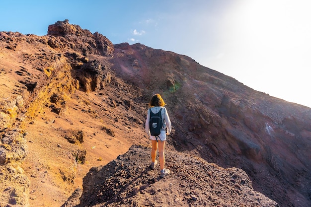 Une jeune femme regardant le cratère du volcan Teneguia sur la route