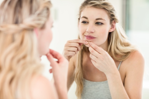 Jeune femme regardant dans un miroir