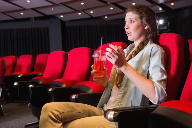 Jeune femme regardant un film d&#39;horreur