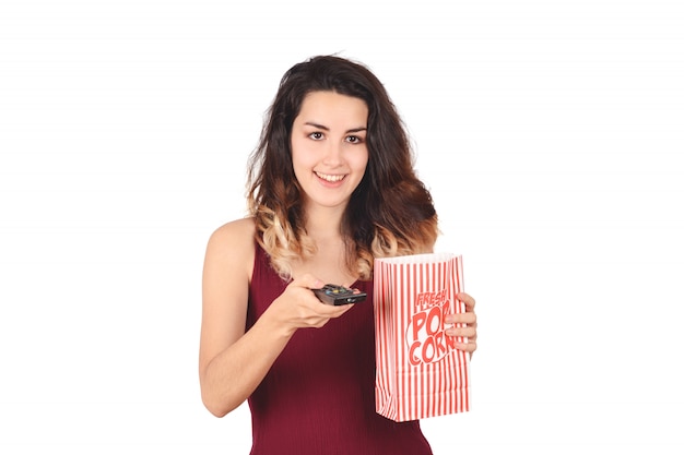 Jeune femme regardant un film et mangeant du pop-corn