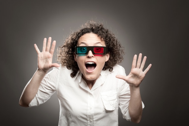 jeune femme regardant un film portant des lunettes 3d