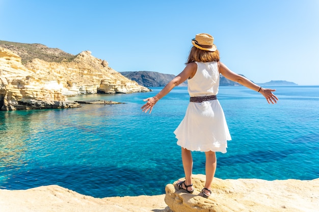 Une jeune femme regardant la mer à Rodalquilar à Cabo de Gata par une belle journée d'été, Almería