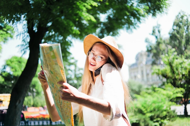 Jeune femme regardant le plan de la ville