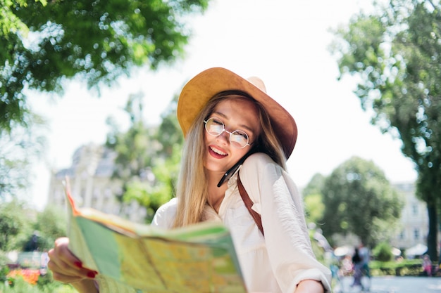 Jeune femme regardant le plan de la ville