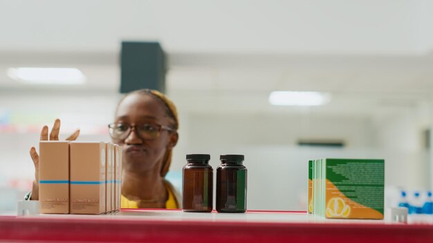 Photo jeune femme regardant des produits pharmaceutiques dans un magasin de détail, achetant des médicaments pour soigner la maladie. client vérifiant les pilules et les médicaments des étagères de la pharmacie, les médicaments de santé. prise de vue au trépied.