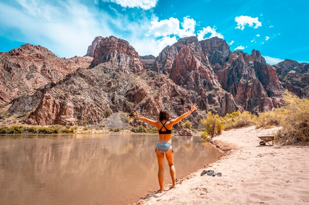 Une jeune femme regardant la rivière vient de terminer sa randonnée au début du sentier South Kaibab dans la rivière. Grand Canyon