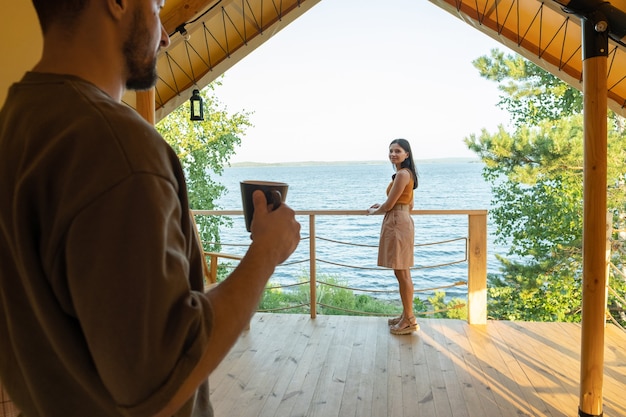 Jeune femme regardant son mari avec une tasse de thé