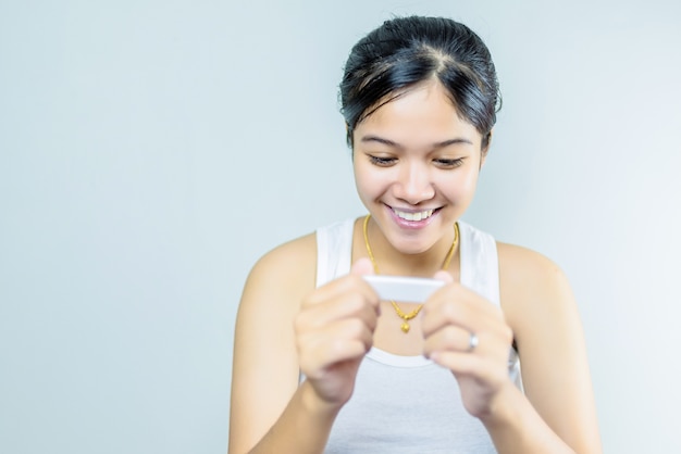 Jeune Femme Regardant Test De Grossesse