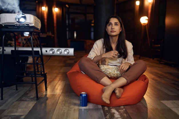 Jeune femme regardant une vidéo de film d'horreur