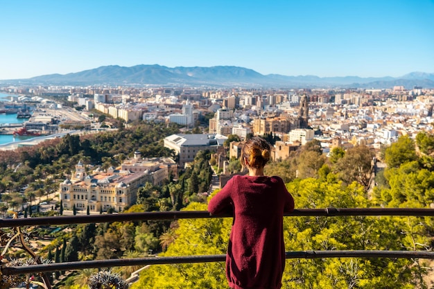 Une Jeune Femme Regardant Les Vues De La Ville Et De La Cathédrale De L'incarnation De Malaga Depuis Le Castillo De Gibralfaro Dans La Ville De Malaga, En Andalousie. Espagne