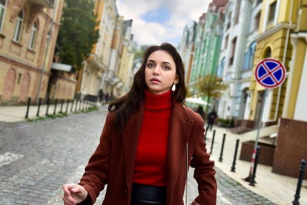 Une jeune femme regarde avec anxiété Une femme marche dans la rue avec impatience en regardant vers l'avant