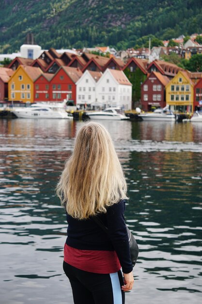 Photo une jeune femme regarde bryggen à bergen.