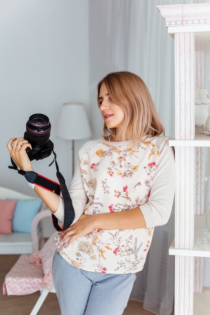 Une jeune femme regarde la caméra