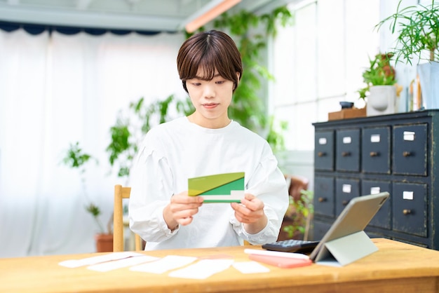 Une jeune femme regarde son carnet de banque à l'intérieur.