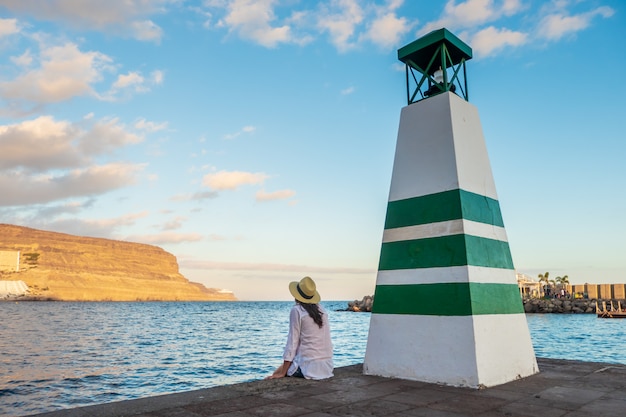 Jeune, femme, regarder, mer, phare