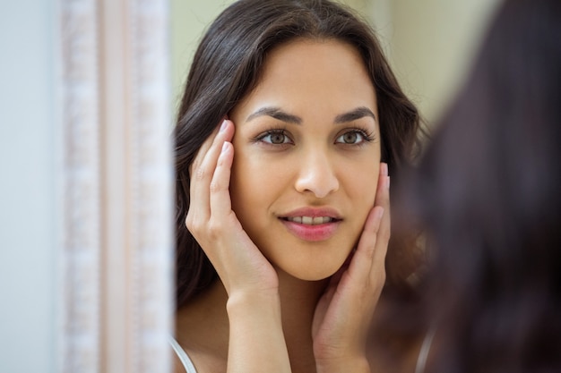 Jeune, femme, regarder, miroir, salle bains