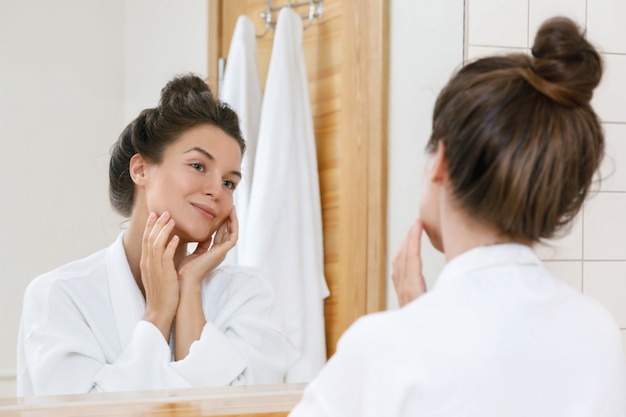 Jeune, femme, regarder, miroir