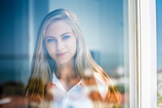 Jeune, femme, regarder, par, fenêtre