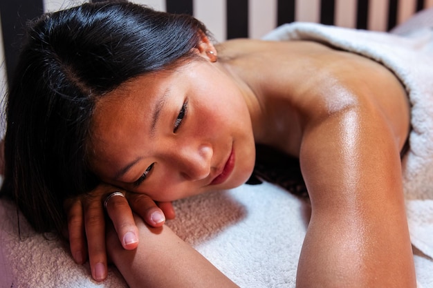 Jeune femme relaxante après un massage relaxant