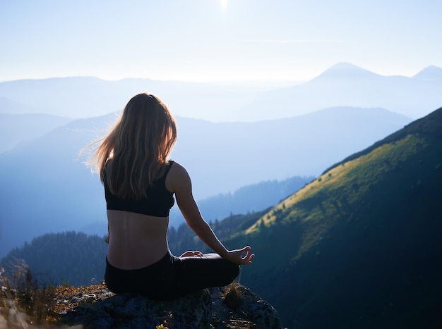 Jeune femme relaxante sur la nature