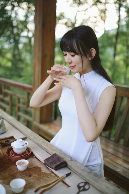 jeune femme relaxante près de la plantation de thé