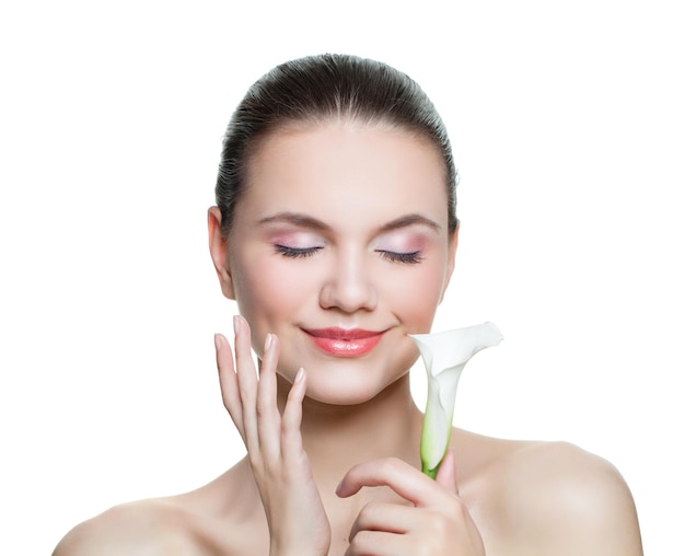 Jeune femme relaxante et tenant une fleur blanche isolée sur fond blanc Aromathérapie soin du visage soins de la peau et concept spa
