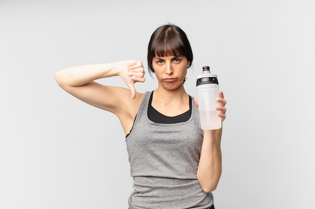 Jeune femme de remise en forme avec un bidon d'eau