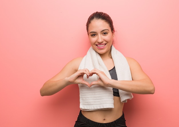 Jeune femme de remise en forme faisant une forme de coeur avec les mains