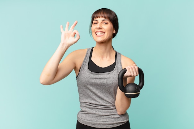 Jeune femme de remise en forme avec un haltère