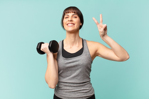 Jeune femme de remise en forme avec un haltère