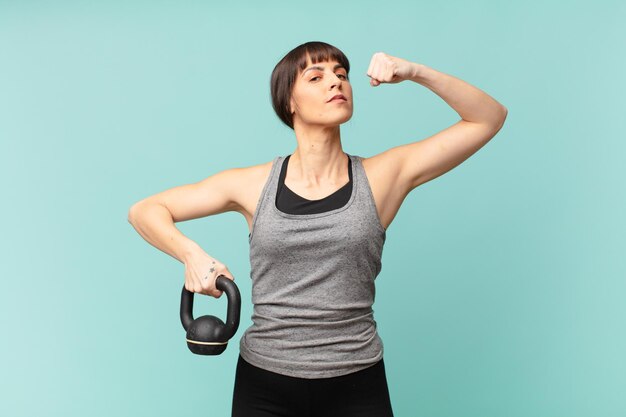 Jeune femme de remise en forme avec un haltère