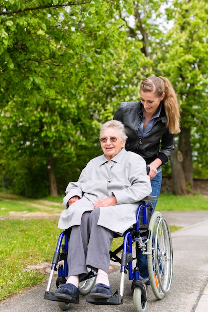 Jeune Femme Rend Visite à Sa Grand-mère En Maison De Retraite