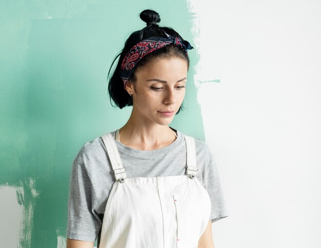 Jeune femme rénovant la maison