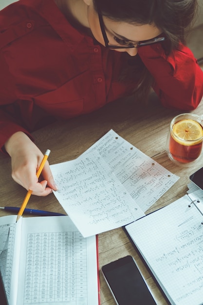 Photo jeune femme résout des formules mathématiques