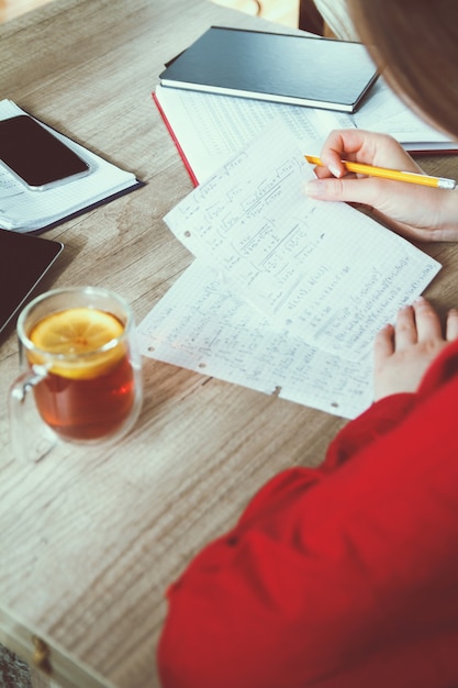 Jeune femme résout des formules mathématiques