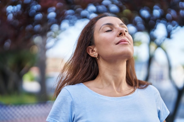 Jeune femme respirant au parc