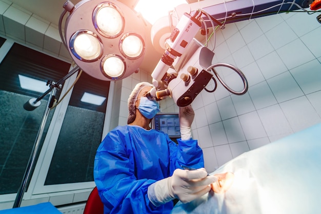 Photo jeune femme, à, respirateur, docteur, préparation, pour, les, opération