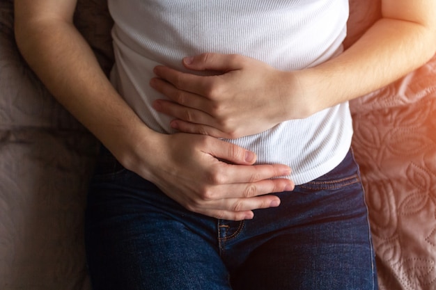 Jeune femme ressent des douleurs abdominales pendant les règles