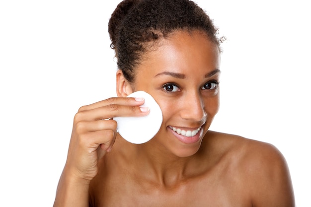 Jeune femme retrait maquillage avec tampon