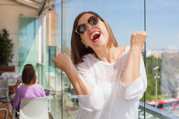 jeune femme réussie dans le contexte de l&#39;entreprise