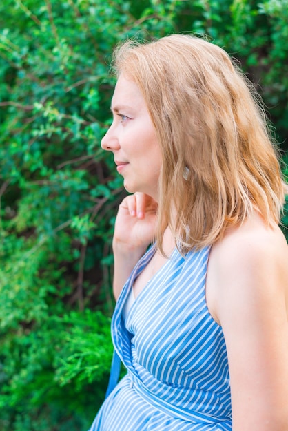 Une jeune femme rêve dans le parc