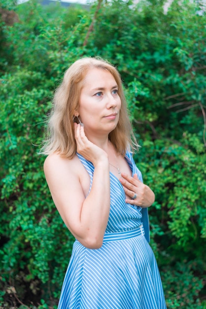 Une jeune femme rêve dans le parc